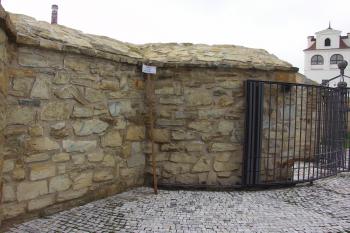 západní parkánová hradba s baštou (© Karel Husák, 08/2010)