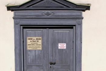 dřevěná vrata bočního vchodu do kostela ( © Jan P. Štěpánek 02/2008)