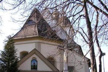 pohled na kostel a bránu do areálu hřbitova od východu ( © Jan P. Štěpánek 02/2008)
