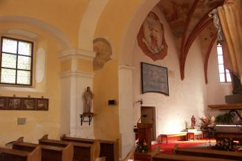 loď,část vítězného oblouku a presbytáře s nástěnnými malbami ( © Milan Caha 08/2008)