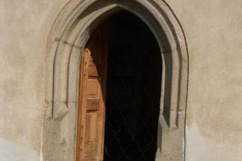 gotický portál v jižní zdi lodi ( © Milan Caha 08/2008)