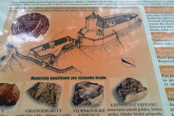 info tabule  u hradu - detail možné podoby hradu ( © Ondřej Štěpánek 07/2013)