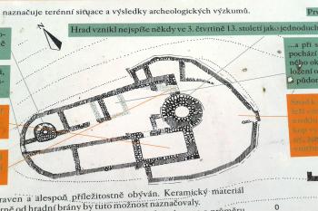 info tabule  u hradu - detail půdorysu hradu ( © Ondřej Štěpánek 07/2013)