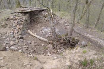 Prostřední nejzachovalejší místnost hospodářského stavení na severu  (© Dušan Dohňanský  12/2022)