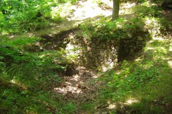 Druhý příkop hradu - pohled na eskarpu s polopilířem mostu, vysunutého částečně do prostoru příkopu (© Miroslav Šamal, 7/2008)