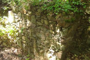 Detail polopilíře mostu, částečně vysunutý do prostoru druhého příkopu (© Miroslav Šamal, 7/2008)