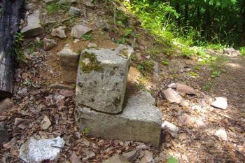 Pravá částečně dochovaná patka vstupní brány do jádra hradu (© Miroslav Šamal, 08/2008)