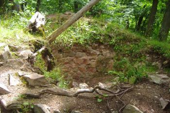 Pohled do interieru bergfritu, nacházejícím se v čele hradu a chránící jeho vstup (© Miroslav Šamal, 08/2008)