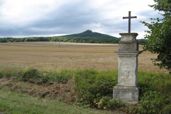křížek u Velemína s pohledem na Ostrý (© Jiří Čížek, 08/2008)