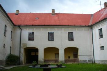 nádvoří objektu (© zdeněk komínek, 05/2008)