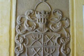 erbovní deska v průjezdu do nádvoří (© zdeněk komínek, 05/2008)