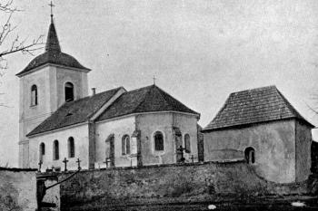 kostel od jihovýchodu na počátku 20. století ( © Josef Soukup: Soupis památek historických a uměleckých v Království Českém, sv. 18 Politický okres Pelhřimovský, Archaelogická komise při České akademii císaře Františka Josefa pro vědy, slovesnost a umění, Praha 1903 )