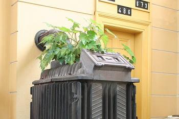 Násypná kamna u dveří do sakristie (© Ivan Grisa, 09/2007)