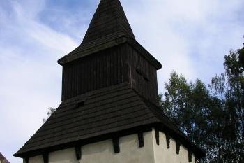 zvonice se šindelovou střechou v areálu hřbitova (© Tomáš Hák, 08/2008)