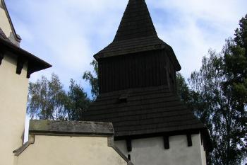 zvonice se šindelovou střechou v areálu hřbitova (© Tomáš Hák, 08/2008)