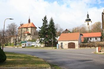 Kostel a zvonice z návsi (od jihu) (© Stanislav Šůna, 03/2008)
