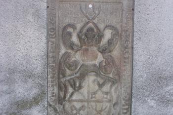 náhrobek s erbem Leskovců v jižní stěně ( © Milan Caha 08/2008)