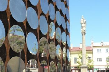 Mariánský sloup a exponát Kovu ve městě  2010 (© Magdalena Gladišová, 06/2010)