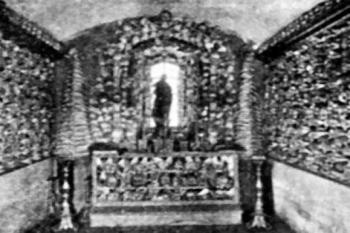 interiér kostnice na počátku 20. století (© Antonín Podlaha: Posvátná místa království Českého; Díl 3., Vikariáty: Kralovický, Vlašimský a Zbraslavský, Dědictví sv. Jana Nepomuckého, Praha 1909)