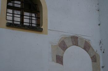 Stopy starší stavby na severní stěně presbytáře (© Ivan Grisa, 08/2008)