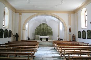 Průhled kostelem ke skleněnému oltáři (© Ivan Grisa, 08/2008)