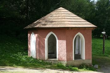 Kaple nad pramenem (© Ivan Grisa, 08/2008)