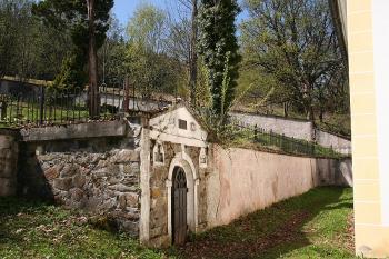 Hrobka ve zdi jižně od kostela ( © Ivan Grisa 04/2009)