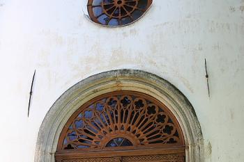 Hlavní portál a roseta západního průčelí (© Ivan Grisa, 08/2008)