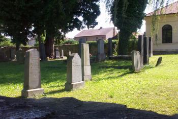 novější náhrobky ( © Milan Caha 09/2008)