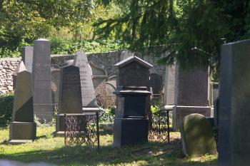 novější a v pozadí starší náhrobky ( © Milan Caha 09/2008)