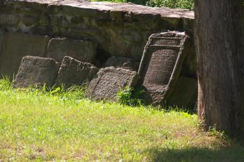 staré náhrobky u hřbitovní zdi ( © Milan Caha 08/2008)