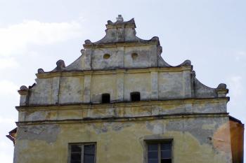 Detail renesančního štítu (© Lukáš Pechánek, 04/2011)