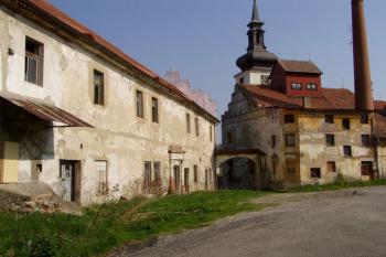 Budovy starého zámku z prostoru dvora (© Lukáš Pechánek, 04/2011)