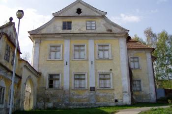 Průčelí zámku (© Lukáš Pechánek, 04/2011)