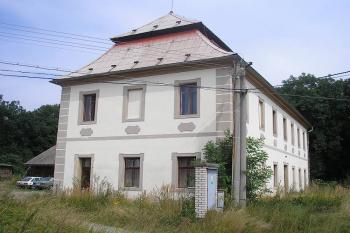 pohled na zámeček a část dvora ( © Ondřej Štěpánek 09/2008)