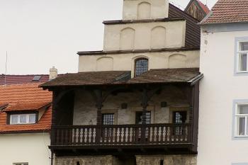 zadní dům na gotické hradbě (© Karel Husák, 09/2004)
