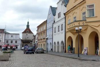 Pohled z náměstí směrem k Rynárecké bráně (© Jiří Cukr, 05/2010)