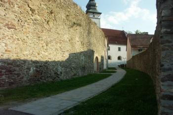 hradební zdi na západní straně městského jádra ( © Milan Caha 09/2008)