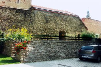 hradba ve dvoře domu v ulici Tylova ( © Milan Caha 09/2008)