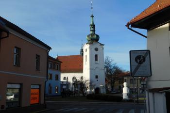 zvonice u kostela (© Milan Caha 12/2019)