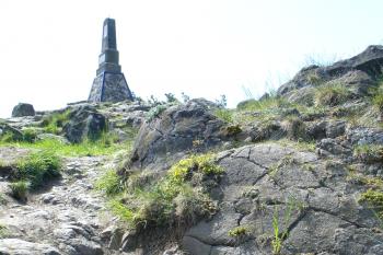 Mužský - pohled na vrchol s pomníkem (© Pavel Jarý,  04.05.2008)