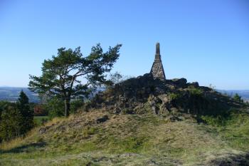 Mužský -  vrchol čedičového suku s pomníkem (© Pavel Jarý,  31.08.2008)