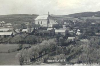 Historická pohlednice Přibyslavic (© Knoll Náměšť n. Osl. 1933)