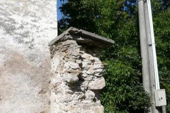 kamenný pilíř bývalé brány do zámeckého dvora ( © Jan P. Štěpánek 08/2008)