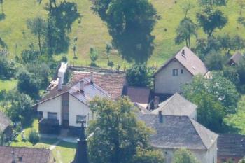 pohled na střechy římskokatolického kostela a zámku z vyhlídky hradu nad obcí ( © Jan P. Štěpánek 08/2008)