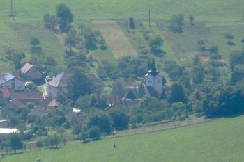 pohled na střed obce se zámkem a kostelem od severovýchodu ( © Jan P. Štěpánek 08/2008)