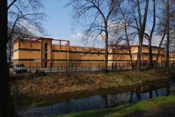 vstupní objekt koupaliště z parku (© Tomáš Berka, 04/2008)