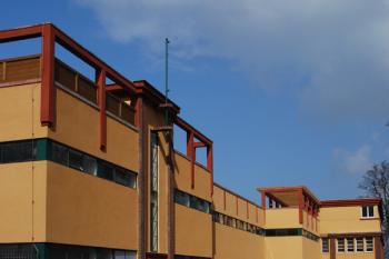 vstupní objekt koupaliště (© Tomáš Berka, 04/2008)