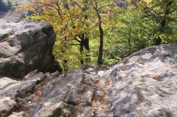 pohled na proláklinu sloužící jako přístup na hlavní centrální skalisko ( © Jan P. Štěpánek 10/2007)