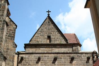 Kapitulní ambit, v pozadí kaple Všech svatých (© Ivan Grisa, 09/2008)